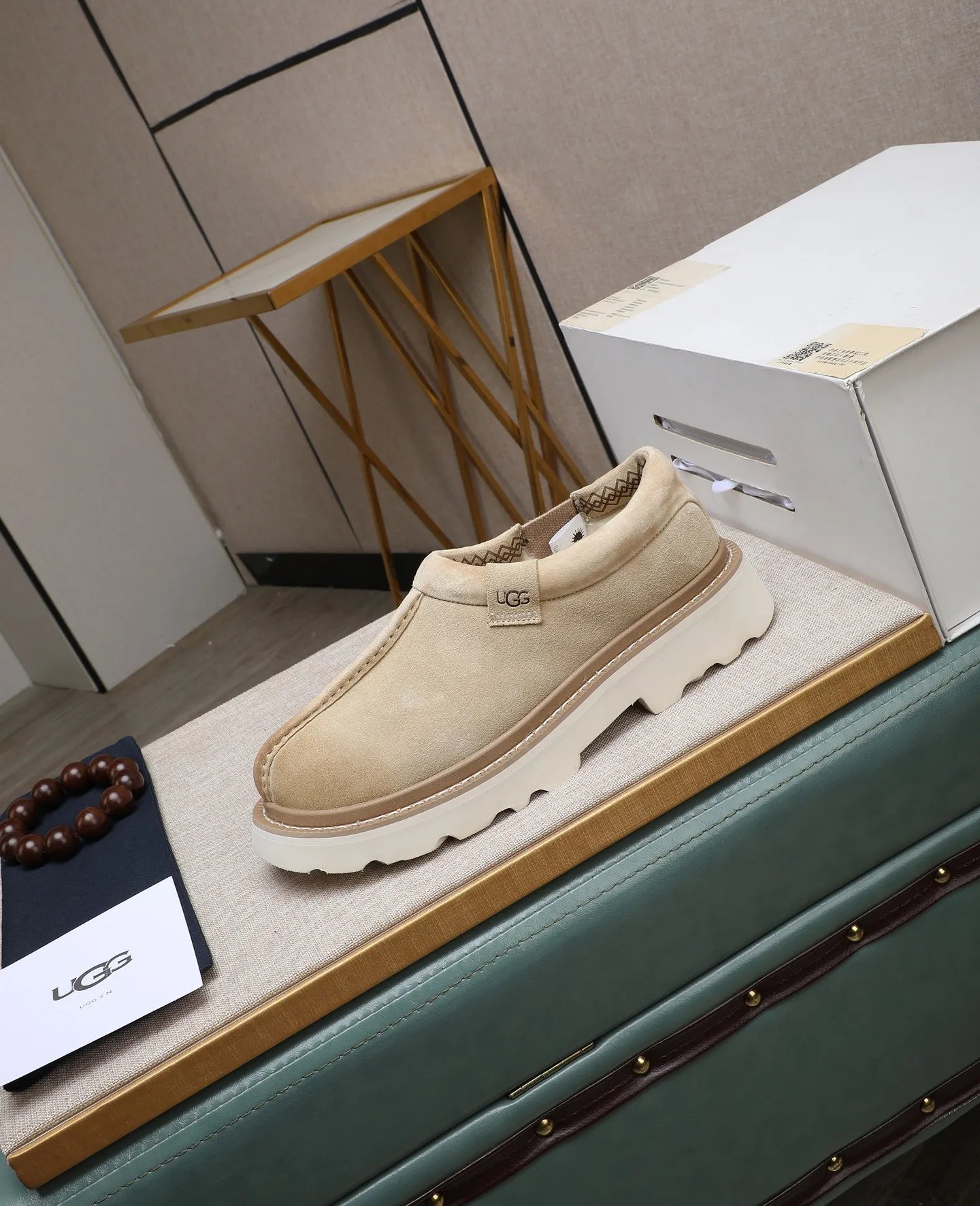 Men's men's shoes 💰580 (full genuine wool lining, 10% off for fake ones) Please note the quality of the original order and compare the thickness of the wool 🏮🏮 Popular UGG from Australia's warm luxury brand men's shoes, the official website is synchronized, Beckham men's style..., made of imported top-layer waxed cowhide, waxed toe cap, Australian real wool velvet lining Carefully sewn...Imported rubber Martin boots outsole (comfortable, soft, wear-resistant) The quality is really great...Exquisite workmanship, you won't be able to put it down at first sight, size 39-44 (customized in 45)
